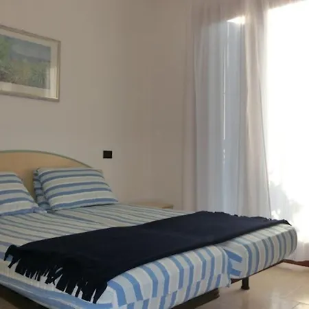 Flat For Up 7 Guests In Residence With Pool Διαμέρισμα
