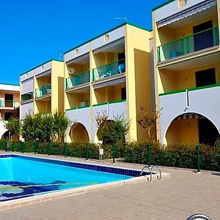 Nestled In A With Pool Lejlighed *