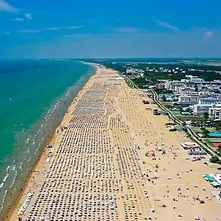 Lejlighed Nestled In A With Pool Bibione