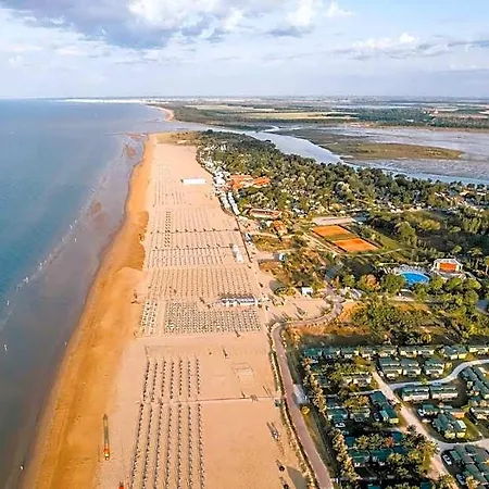 Nestled In A With Pool Lejlighed Bibione