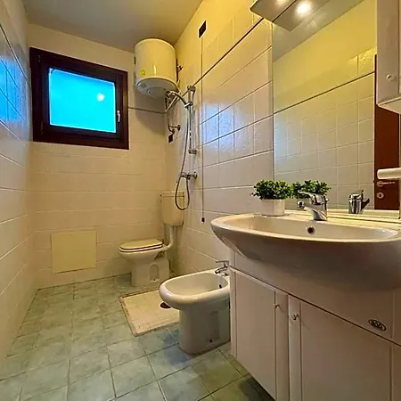 Nestled In A With Pool Lejlighed *