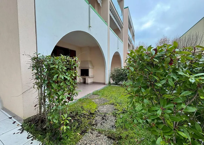 Lägenhet Flat For Seven Guests In With Pool